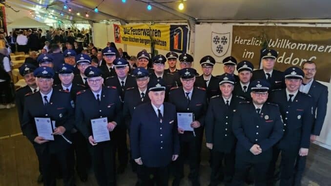 FW-KLE: Endlich wieder ein Fest bei der Feuerwehr: Bürgermeister Stephan Reinders verleiht Ehrenzeichen