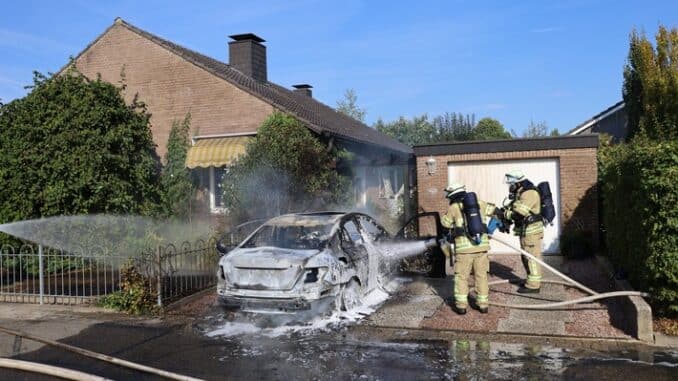 FW-KLE: Fahrzeugbrand drohte auf Wohnhaus überzugreifen