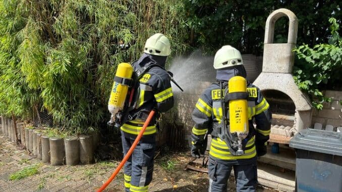 FW-KLE: Feuer durch Flämmarbeiten: Frau wird verletzt