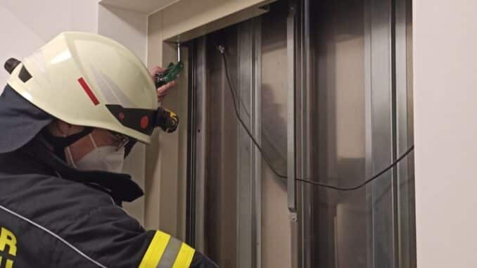 FW-KLE: Feuerwehr befreit Pflegekraft und Bewohnerin aus Aufzug