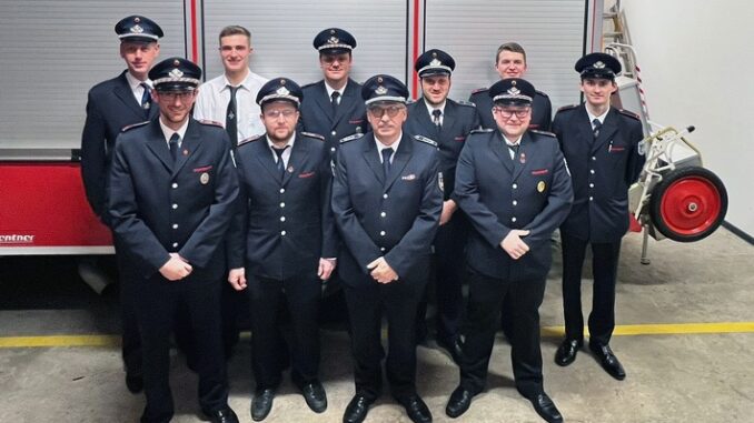 FW-KLE: Freiwillige Feuerwehr Bedburg-Hau bekommt Nachwuchs/ Mitglieder der Jugendfeuerwehr wechseln in die aktive Wehr