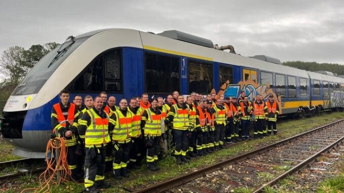 FW-KLE: Freiwillige Feuerwehr Bedburg-Hau übt in Regionalbahn