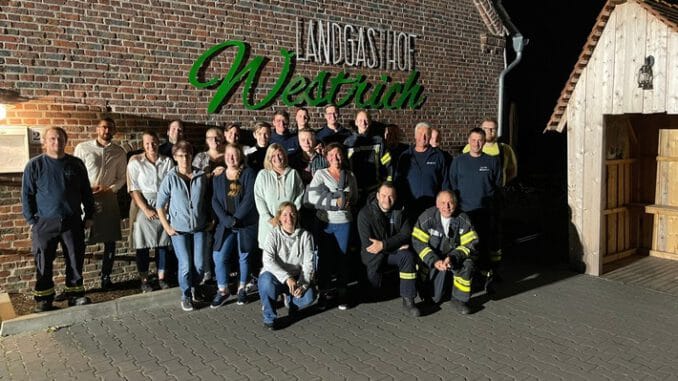 FW-KLE: Freiwillige Feuerwehr Bedburg-Hau und Restaurantmitarbeiter trainieren gemeinsam