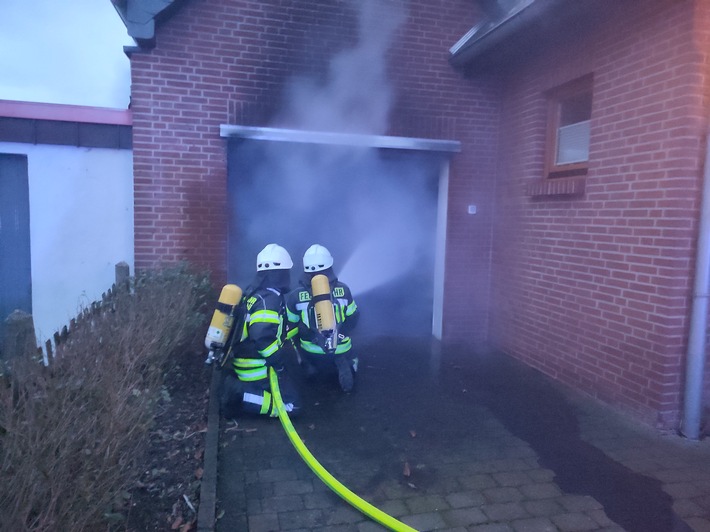 FW-KLE: Garagenbrand mit starker Rauchentwicklung