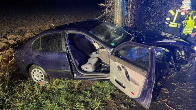 FW-KLE: Gegen Baum geprallt: Fahrer muss aus Fahrzeug befreit werden.