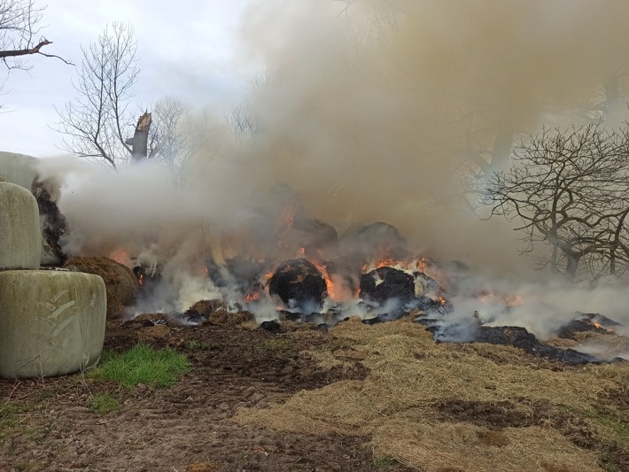 FW-KLE: Heuballen gehen in Flammen auf