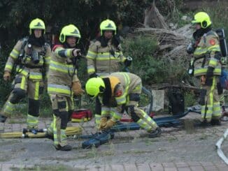 FW-KLE: Löschzug Rindern und Brandweer Millingen aan de Rijn üben grenzüberschreitende Zusammenarbeit