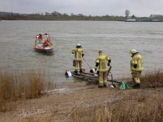 FW-KLE: Person aus dem Rhein gerettet