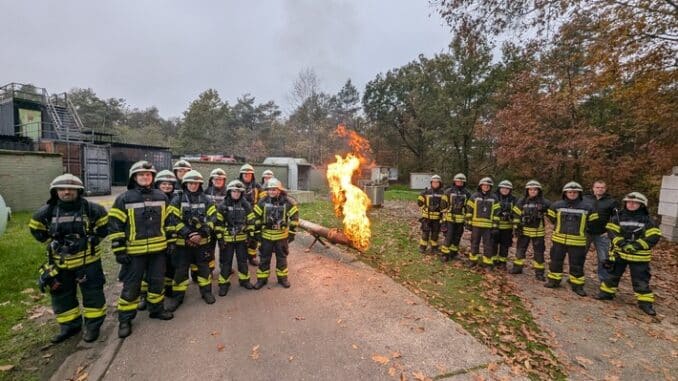 FW-KLE: Sicherheit im Einsatz: Freiwillige Feuerwehr Bedburg-Hau trainiert auf Training-Base in Weeze