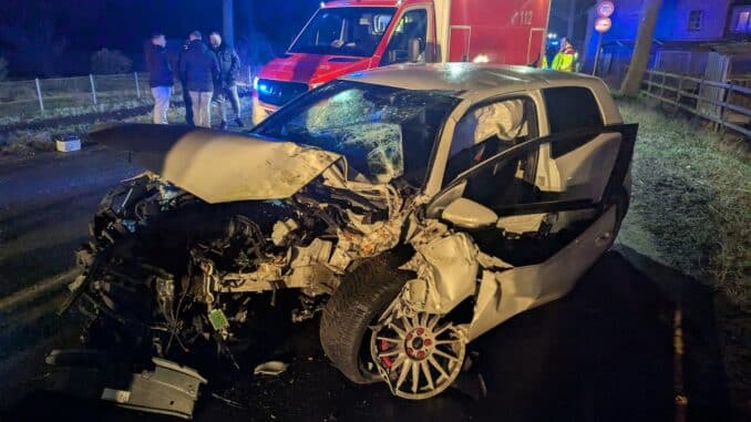 FW-KLE: Verkehrsunfall: PKW prallt gegen Baum