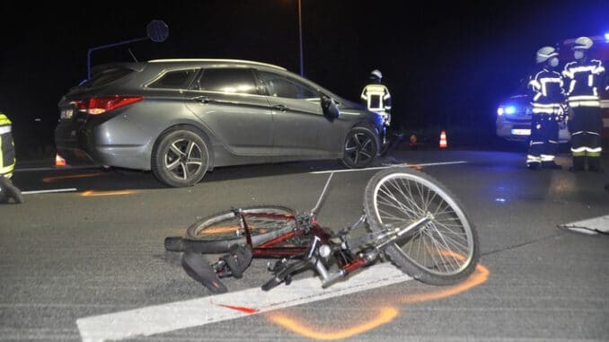 FW-KLE: Verkehrsunfall auf Bundesstraße: Radfahrer wird schwer verletzt