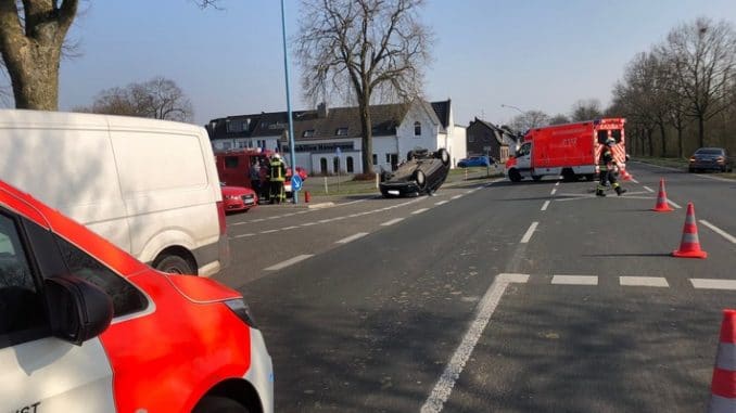 FW-KLE: Verkehrsunfall:Fahrzeug überschlägt sich