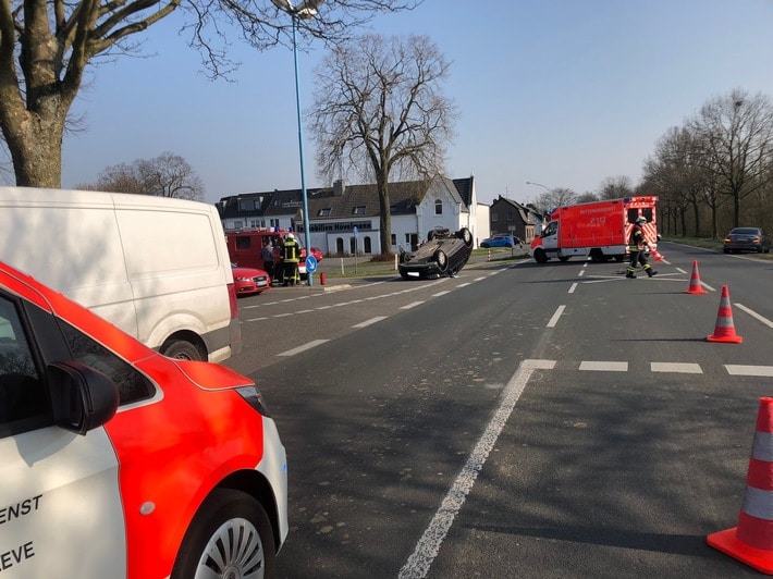 FW-KLE: Verkehrsunfall:Fahrzeug überschlägt sich