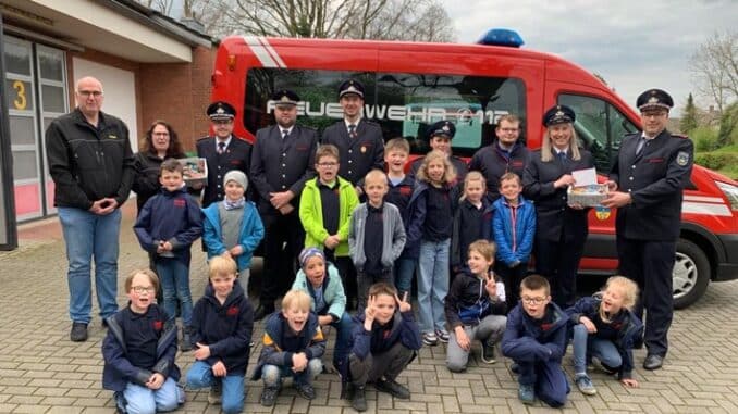 FW-KLE: Versprechen eingelöst: Kinderfeuerwehren aus Kalkar und Bedburg-Hau erhalten Spende