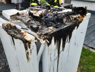 FW-KLE: Wohnungsbrand: Kühltruhe brennt in einem Wintergarten