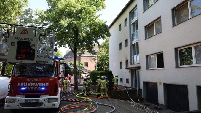 FW-KLE: Wohnungsbrand in Mehrfamilienhaus mit einer schwerverletzten Person