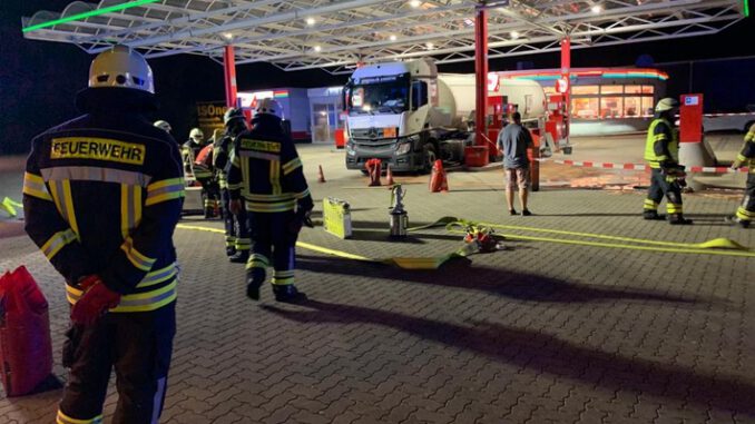 FW-KLE: Zwischenfall an Tankstelle: Dieselkraftstoff ausgelaufen