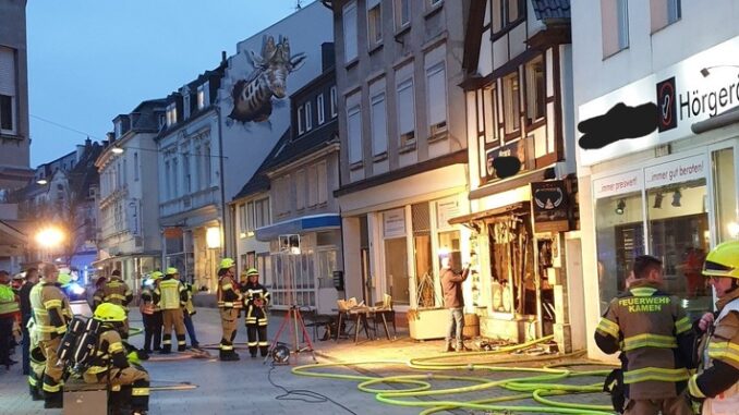 FW Kamen: Brennende Pizzeria in der Kamener Innenstadt