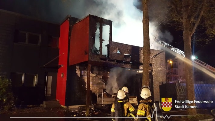 FW Kamen: Gebäudebrand in Kamen-Mitte