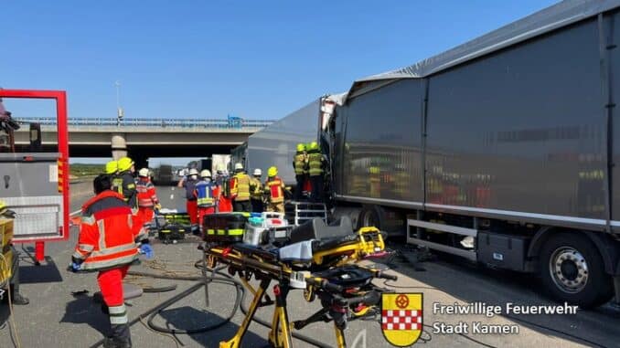 FW Kamen: Schwerer Verkehrsunfall BAB 2 FR Hannover am Kamener Kreuz