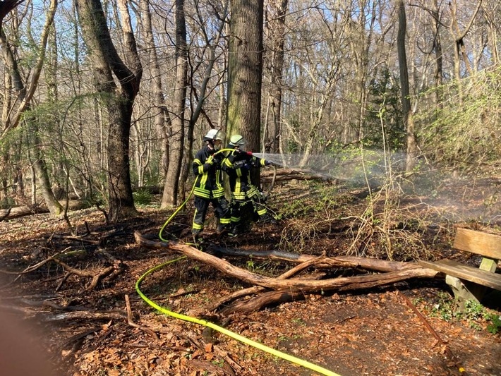 FW Königswinter: 50 Quadratmeter Unterholz brennen im Siebengebirge - Vorbildliche Alarmierung