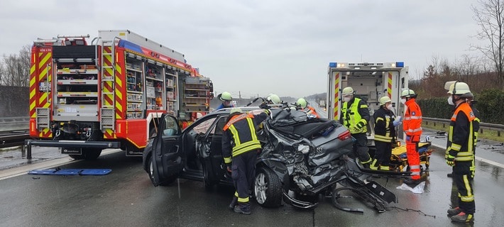 FW Königswinter: Auffahrunfall fordert vier Verletzte auf A 3