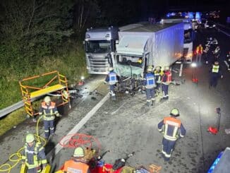 FW Königswinter: Auffahrunfall mit mehreren LKW auf der Autobahn A 3 - Fahrer von Feuerwehr befreit