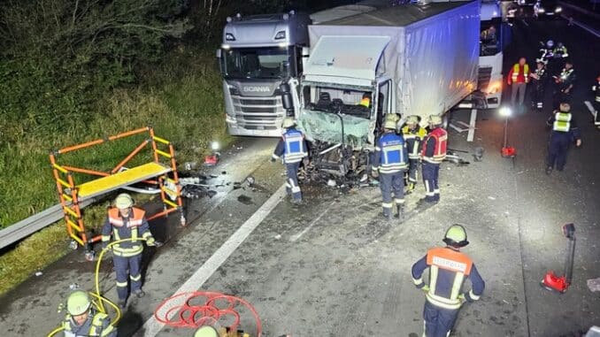 FW Königswinter: Auffahrunfall mit mehreren LKW auf der Autobahn A 3 - Fahrer von Feuerwehr befreit