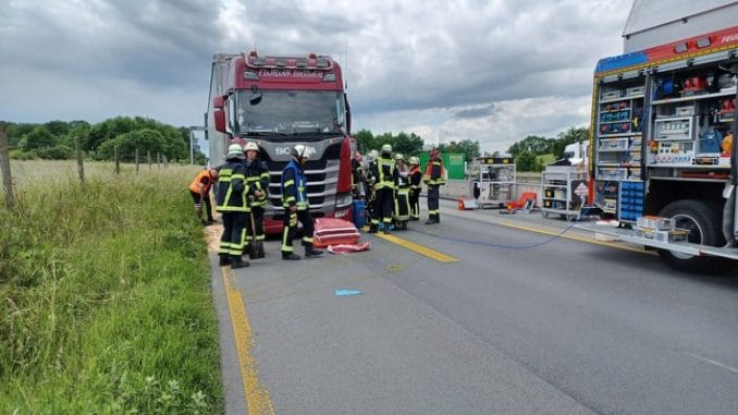 FW Königswinter: Aufgerissener Treibstofftank alarmiert Feuerwehr