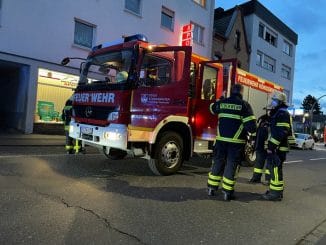 FW Königswinter: Bewohner aus verrauchter Wohnung gerettet