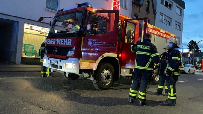FW Königswinter: Bewohner aus verrauchter Wohnung gerettet