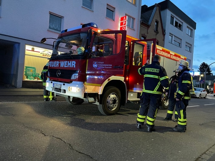 FW Königswinter: Bewohner aus verrauchter Wohnung gerettet