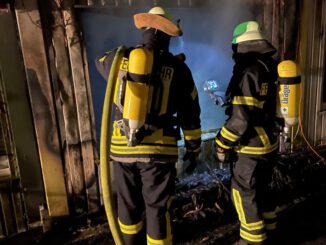 FW Königswinter: Brand in einer Wohncontaineranlage eines landwirtschaftlichen Anwesens