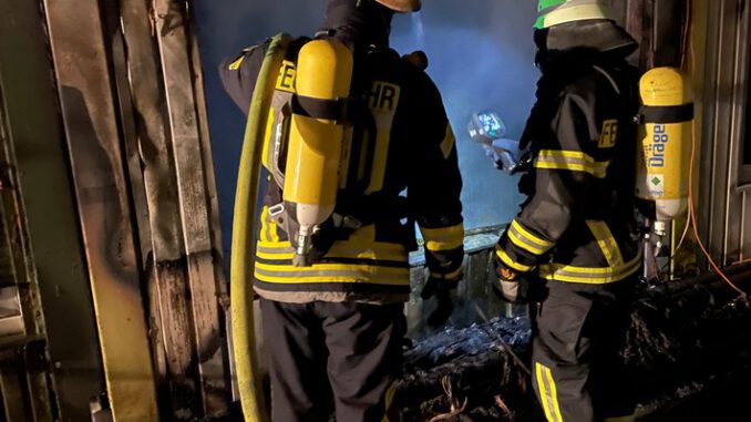 FW Königswinter: Brand in einer Wohncontaineranlage eines landwirtschaftlichen Anwesens