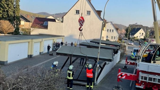 FW Königswinter: Carport nach Unfall einsturzgefährdet
