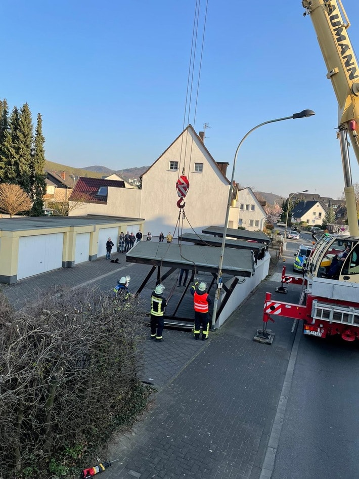FW Königswinter: Carport nach Unfall einsturzgefährdet