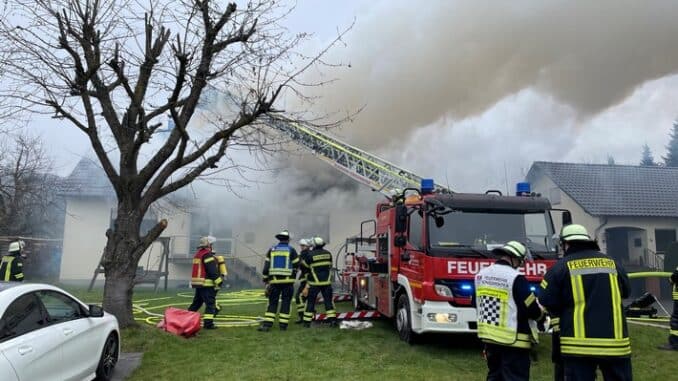 FW Königswinter: Dachstuhlbrand fordert Feuerwehr in Königswinter-Niederdollendorf