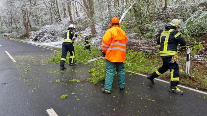 FW Königswinter: Drei Einsätze der Feuerwehr in Königswinter nach Wintereinbruch