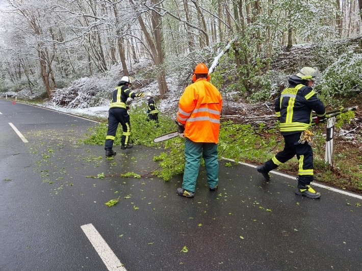 FW Königswinter: Drei Einsätze der Feuerwehr in Königswinter nach Wintereinbruch