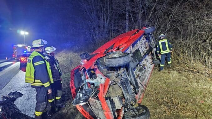 FW Königswinter: Fahrzeuge überschlagen sich auf der Autobahn A3
