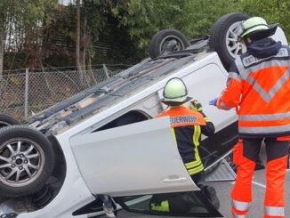 FW Königswinter: Feuerwehr befreit Schwangere nach Verkehrsunfall