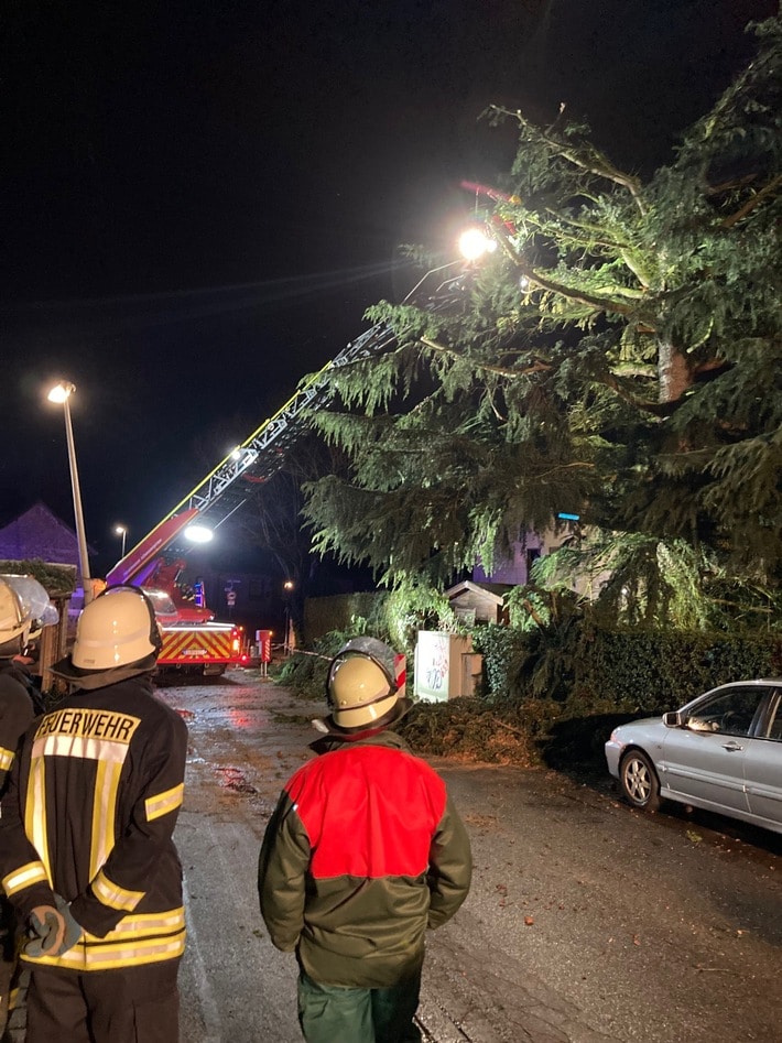 FW Königswinter: Feuerwehr in Königswinter muss erneut zu sieben Sturmeinsätzen ausrücken