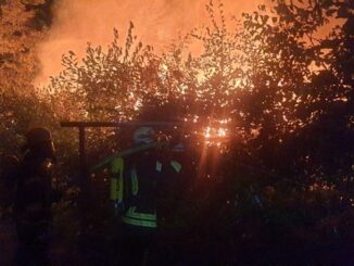 FW Königswinter: Feuerwehr kann Wohnhaus schützen - Gartenhütten brennen ab