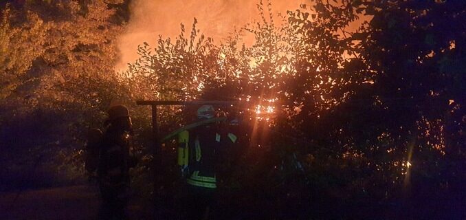 FW Königswinter: Feuerwehr kann Wohnhaus schützen - Gartenhütten brennen ab