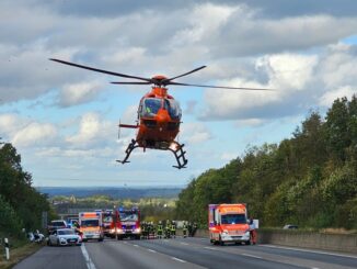 FW Königswinter: Feuerwehr rettet Frau aus Unfallfahrzeug auf der Autobahn A3 - Eine schwerst Verletzte