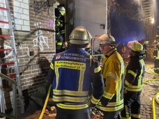 FW Königswinter: Kellerbrand in ehemaligen Bahnbetriebsgebäude in Niederdollendorf