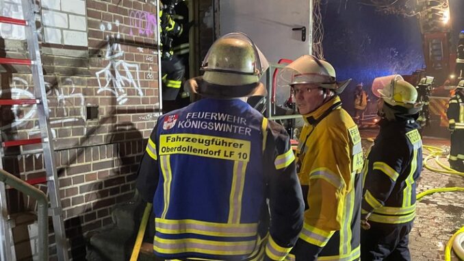 FW Königswinter: Kellerbrand in ehemaligen Bahnbetriebsgebäude in Niederdollendorf