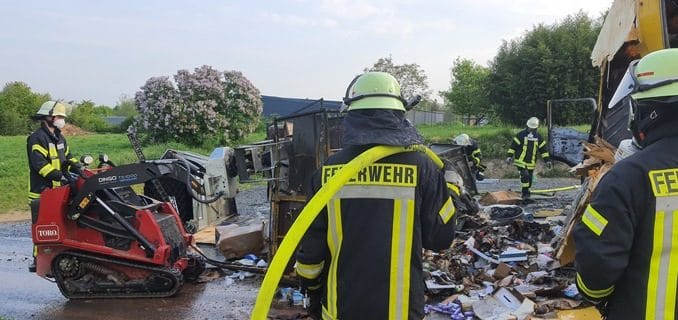 FW Königswinter: LKW brennt auf Betriebsgelände