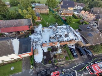 FW Königswinter: Nächtliches Feuer zerstört Einfamilienhaus in Hasenboseroth / Alle neun Bewohner unverletzt.