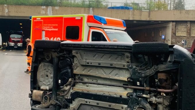 FW Königswinter: PKW überschlägt sich auf Bundesstraße 42